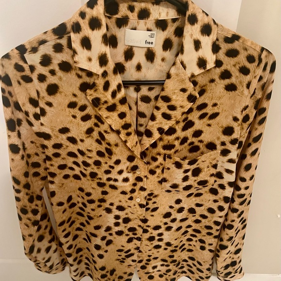 Two Aritzia (Wilfred Free) ladies tops ** brand new surprise will be included - Picture 5 of 7